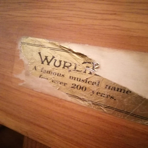 Piano Marca  Wurlitzer usado en buen estado color Blanco.