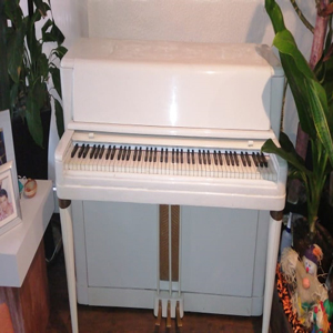 Piano Marca  Wurlitzer usado en buen estado color Blanco.