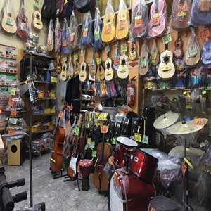 Atrás de aparadores